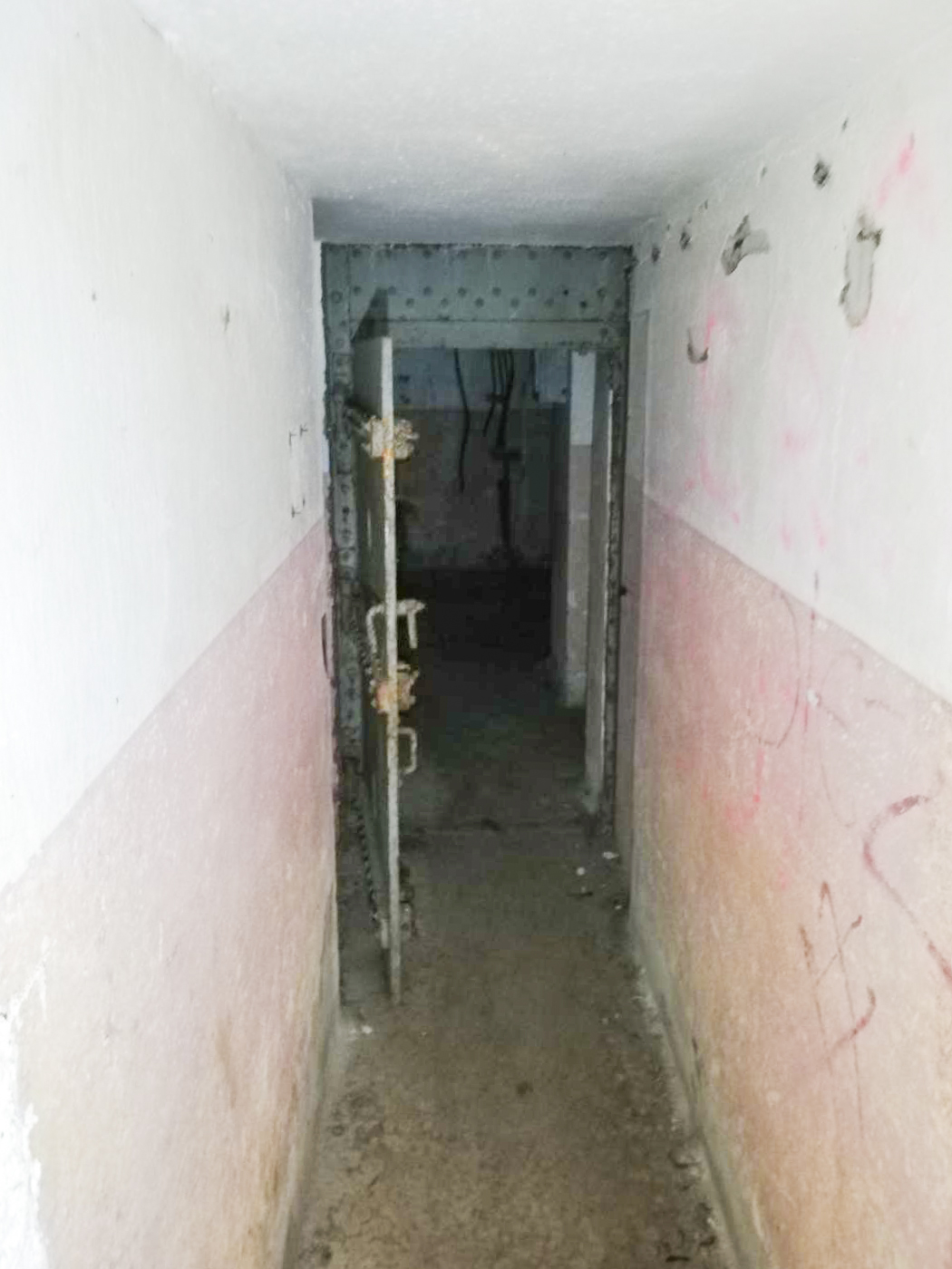 Ligne Maginot - DENTING - A28 - (Ouvrage d'infanterie) - Bloc 2
Couloir d'entrée dans le bloc, première a droite: chambre de tir du bloc. - BlackMamba73