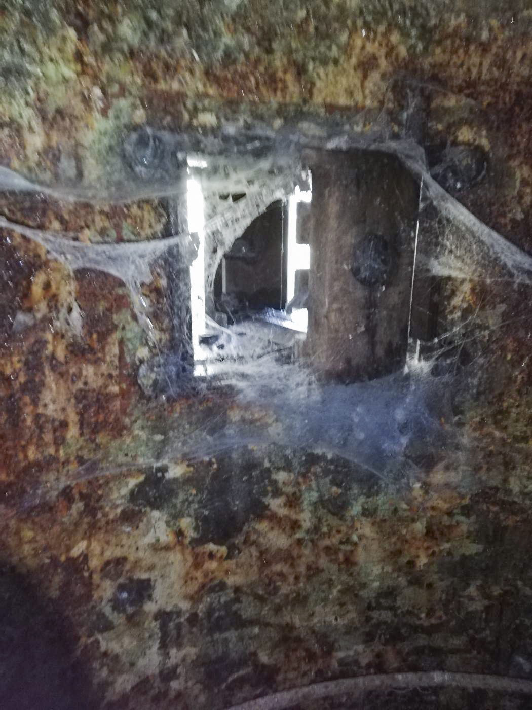 Ligne Maginot - DENTING - A28 - (Ouvrage d'infanterie) - Bloc 2
Créneau de tir de la cloche GFM bloqué par la rouille. On peut constater le niveau de détérioration dû au temps. - BlackMamba73