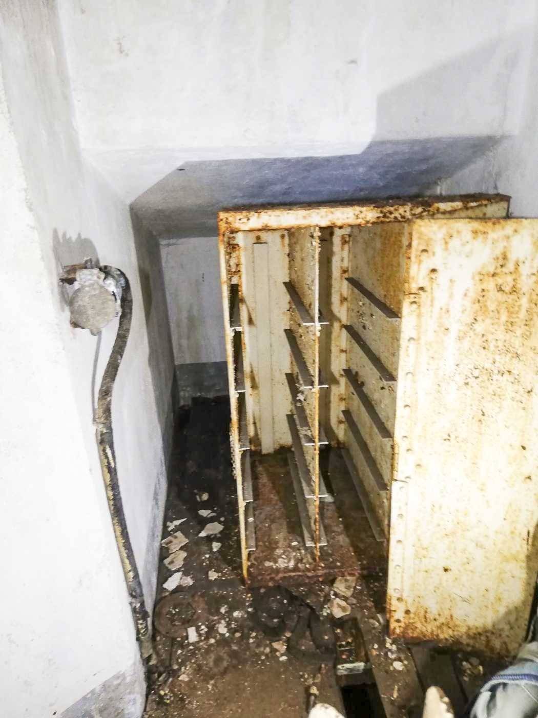 Ligne Maginot - DENTING - A28 - (Ouvrage d'infanterie) - Bloc 3
Étage intermédiaire de la tourelle de mitrailleuses - BlackMamba73