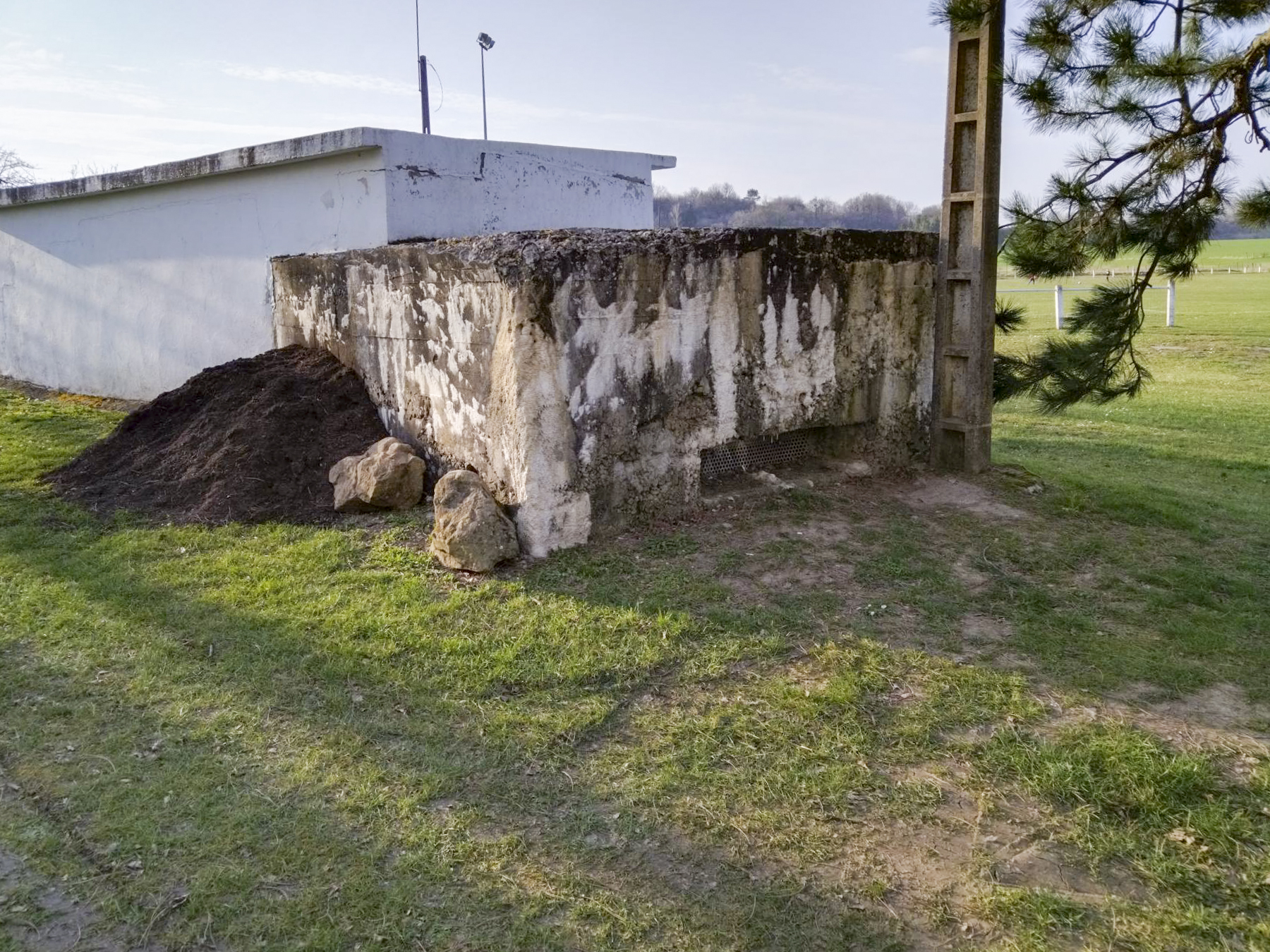 Ligne Maginot - CAPPEL STADE - (Blockhaus pour canon) - Le blockhaus est accolé à l'un des bâtiments du stade.
2022 - Jean-Jacques Grosse