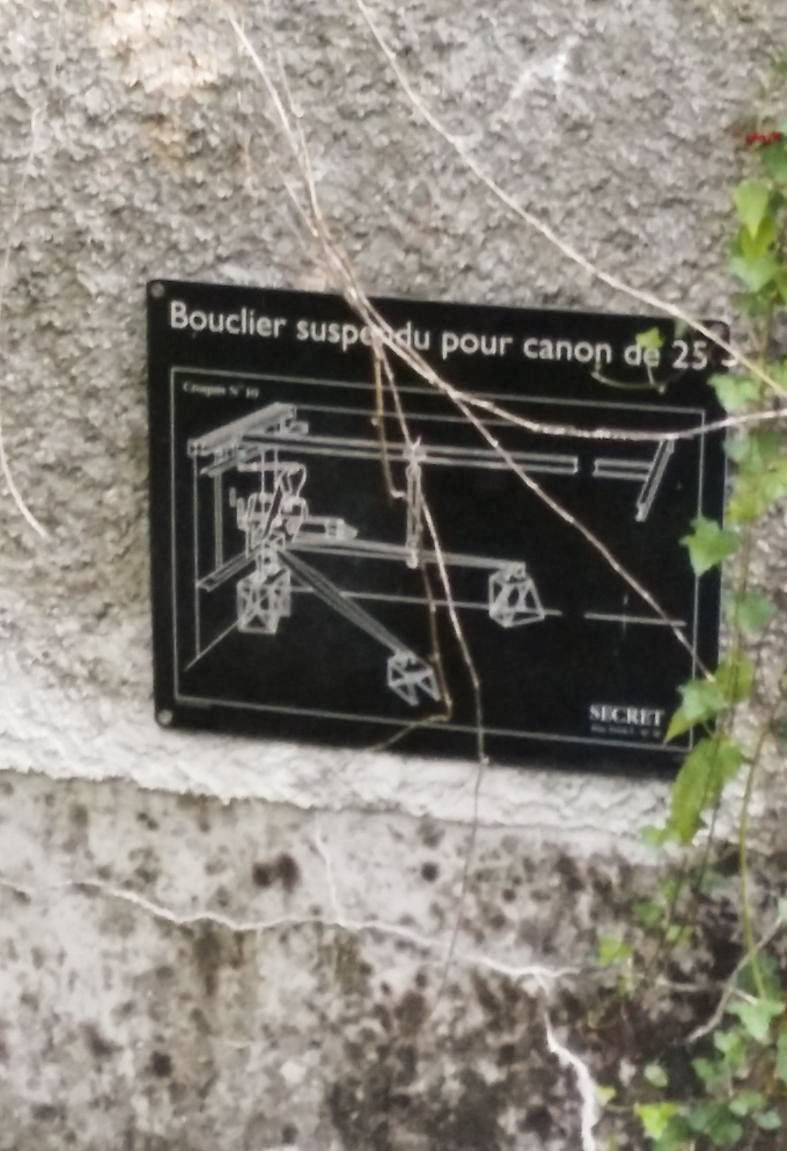 Ligne Maginot - A26-A - FONTAINE OUEST - (Blockhaus pour canon) - Panneau didactique à proximité du créneau de la pièce antichar. - ANDRE Philippe