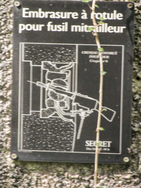 Ligne Maginot - A26-A - FONTAINE OUEST - (Blockhaus pour canon) - Plaque apposée à proximité de l'embrasure à rotule pour fusil mitrailleur - Randonneur62