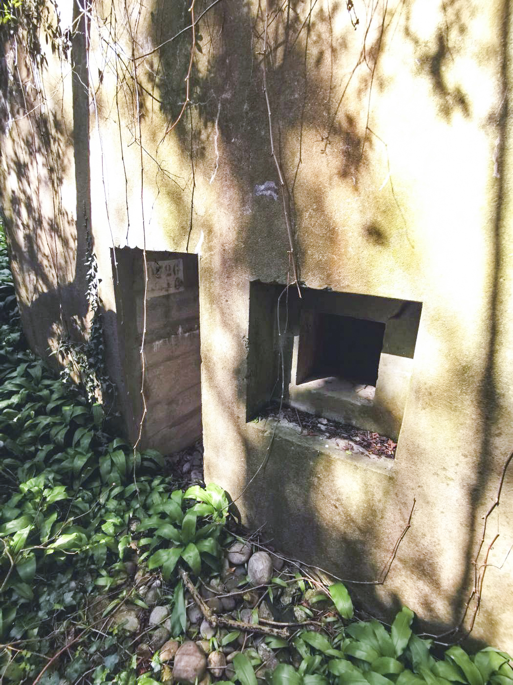 Ligne Maginot - MITTLERE AU OUEST - (Blockhaus pour arme infanterie) - La porte d'entrée avec un créneau. - leiraph