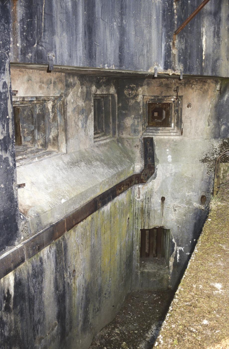 Ligne Maginot - DENTING - A28 - (Ouvrage d'infanterie) - Bloc 2
Les créneaux et le fossé diamant - MANSUY Michel