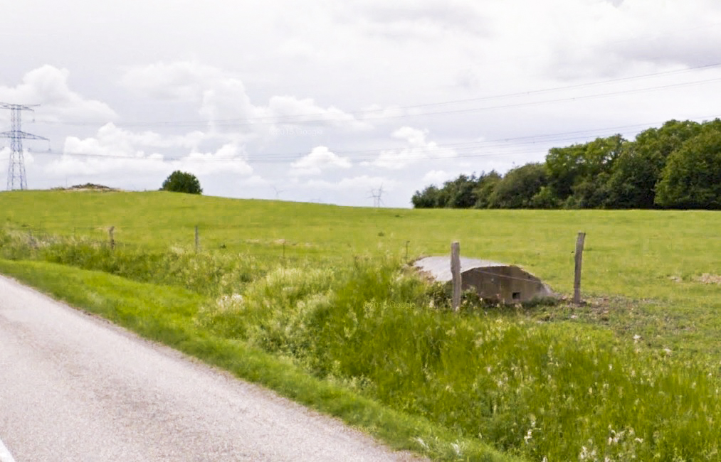 Ligne Maginot - Abri 142 - (Abri) - Au premier plan l'abri, et en arrière le remblai du bloc 3 de l'ouvrage à gauche et le bosquet à droite masquant le bloc 1. - Google Streetview