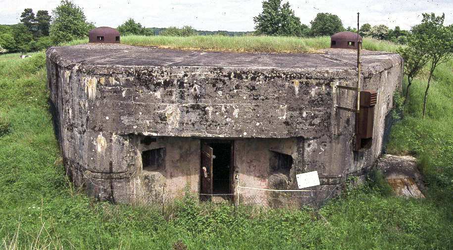 Ligne Maginot - MENSKIRCH - C57 - (Casemate d'infanterie - double) - Vue de l'entrée de la casemate. - Michel Teiten