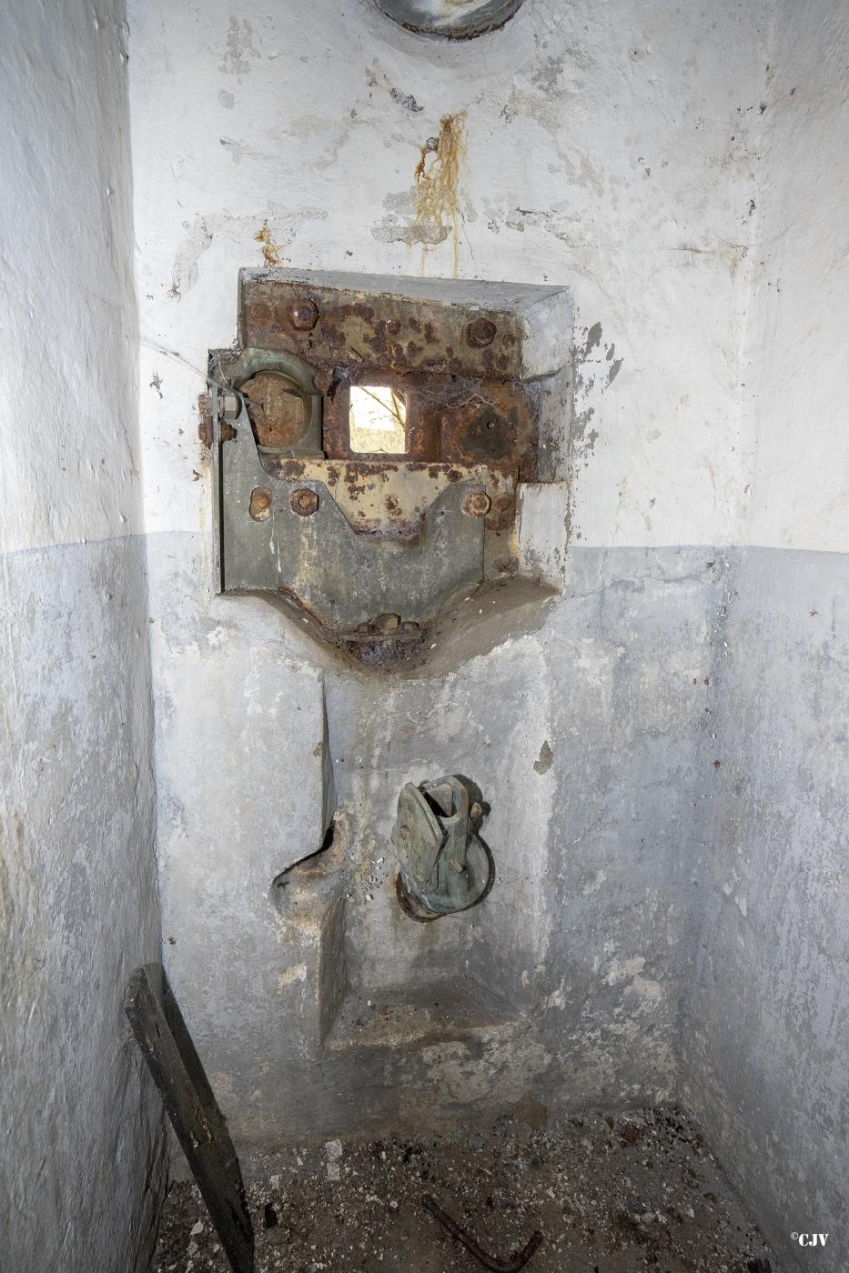 Ligne Maginot - MENSKIRCH - C57 - (Casemate d'infanterie - double) - Créneau pour la défense de l'entrée - Lia VERMEULEN