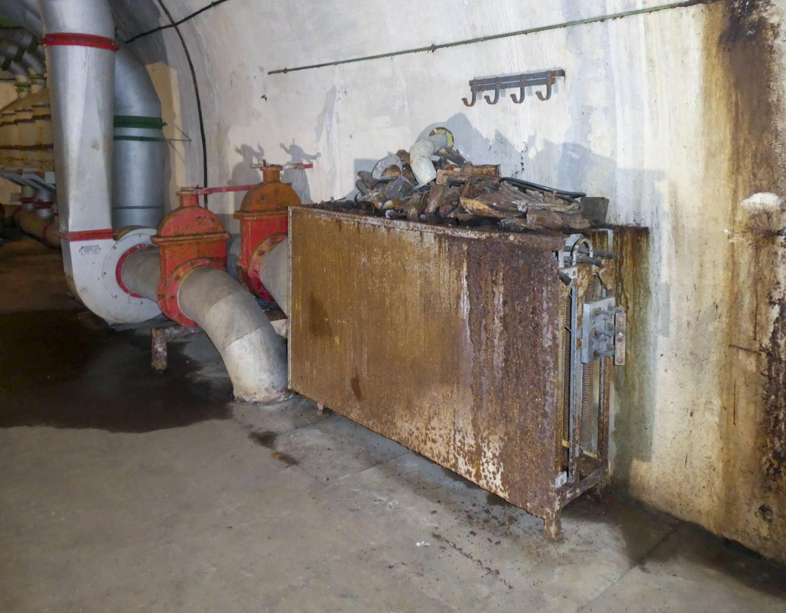 Ligne Maginot - GORDOLON (GN) - (Ouvrage d'artillerie) - Salle des filtres
Batterie chauffante électrique - ELLENA Daniel - CUNY Philippe
