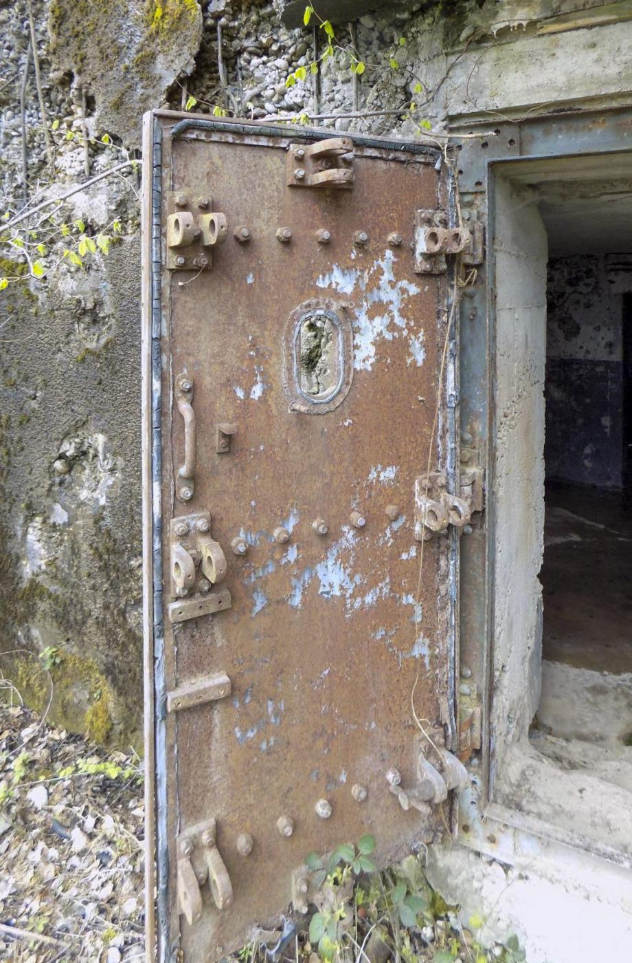 Ligne Maginot - FREUDENBERG - (Casemate d'infanterie) - Le verrou de la porte blindée à disparue - Luc Jacquemin