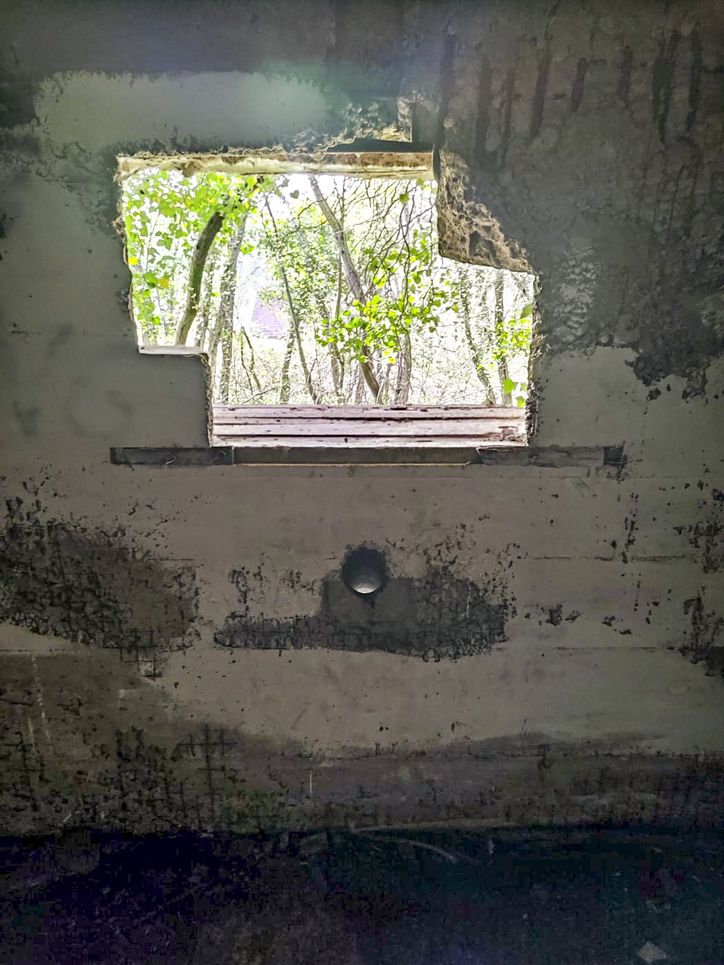Ligne Maginot - LIEBFRAUENTHAL - (Casemate d'infanterie) - Créneau principal non finalisé avec trace de coffrage - JL
