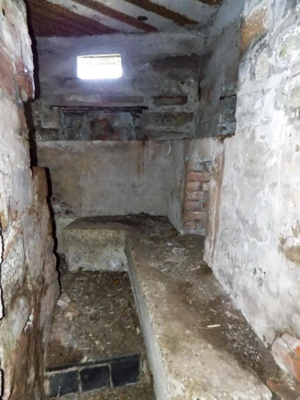 Ligne Maginot - GALGENBERG Est (Blockhaus pour arme infanterie) - Poste de tir
Note la contre marche en carrelage - J.Luc