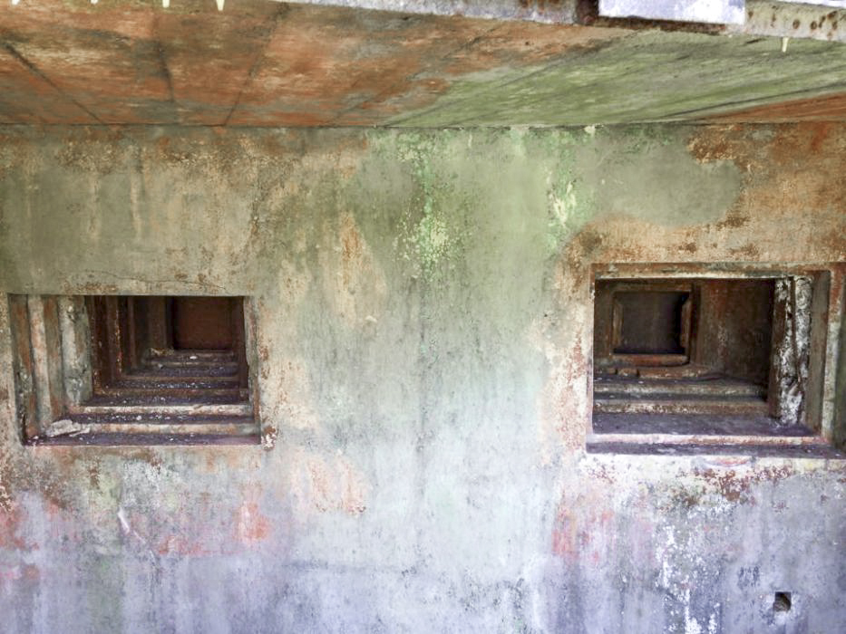 Ligne Maginot - MOTTENBERG SUD - C69 - (Casemate d'infanterie - double) - Les créneaux de la casemate.
Trémies blindées  type 2 à gauche (JM seul) et type 4 à droite (JM et 47 antichar) - GERRYMANDERS Olivier