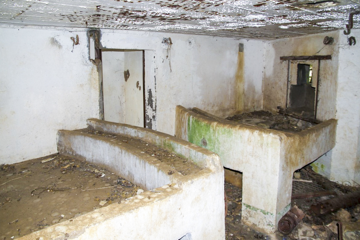 Ligne Maginot - AB1BIS - (Blockhaus pour arme infanterie) - Chambre de tir des 2 mitrailleuses - Alain Perouffe