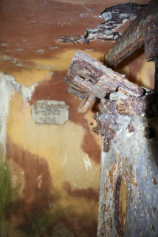 Ligne Maginot - AB36 - (Blockhaus pour canon) - Détail du créneau (ventilation ?) de la porte d'accés et camouflage - Fré Do