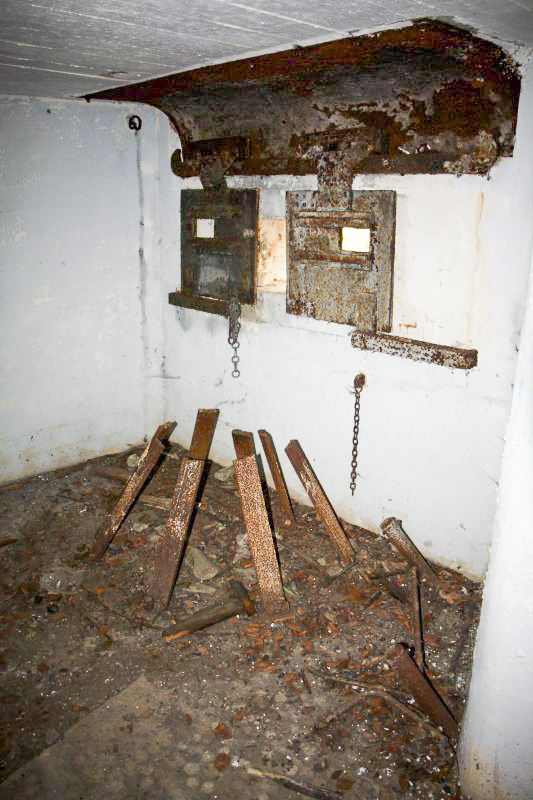 Ligne Maginot - AB36 - (Blockhaus pour canon) - Vue intérieure avec emplacement du canon AC; reste de la crinoline - Fré Do