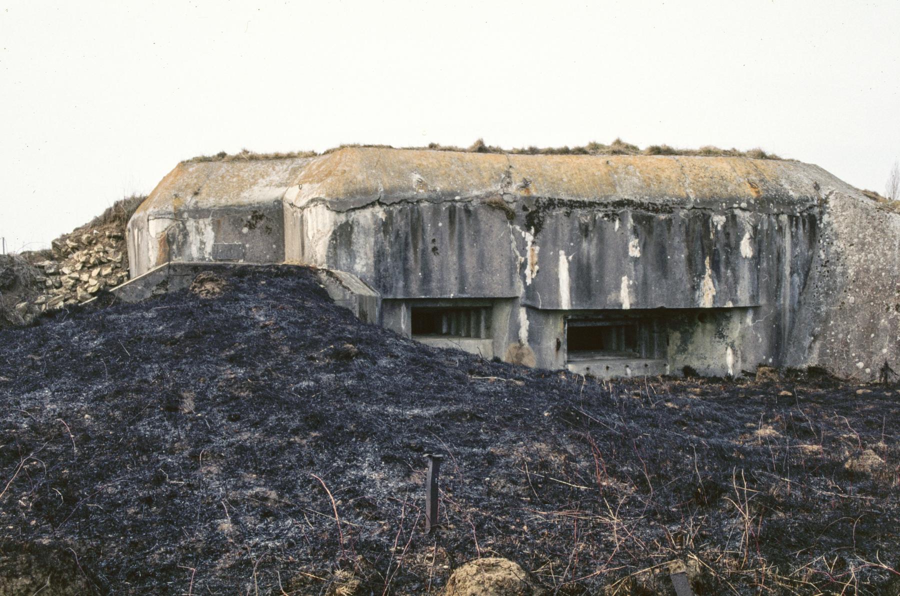 Ligne Maginot - AB24 - (Blockhaus pour canon) - Les créneaux avec gauche la protection de l'entrée - MANSUY Michel
