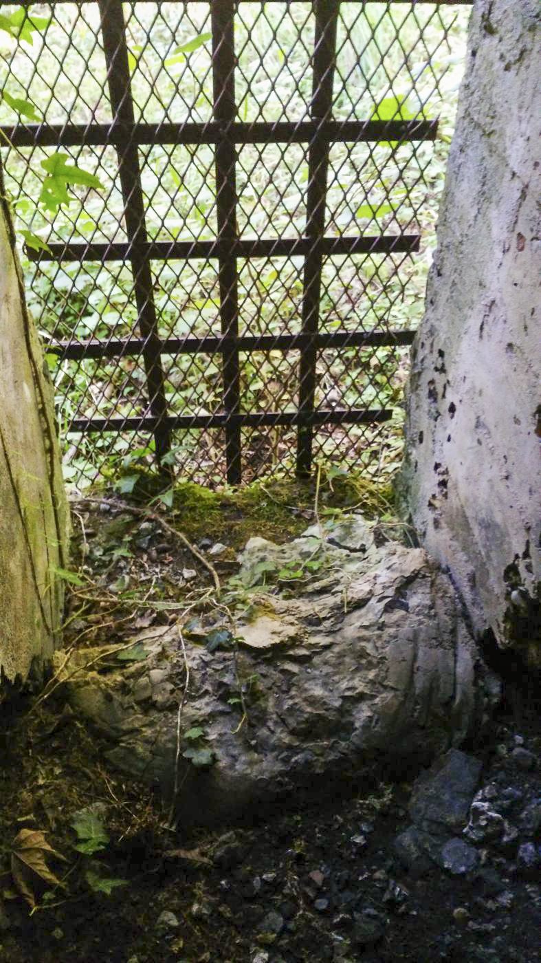 Ligne Maginot - A26 - FURET - (Blockhaus pour canon) - Sac de ciment en protection sommaire de l'ouverture - ANDRE Philippe