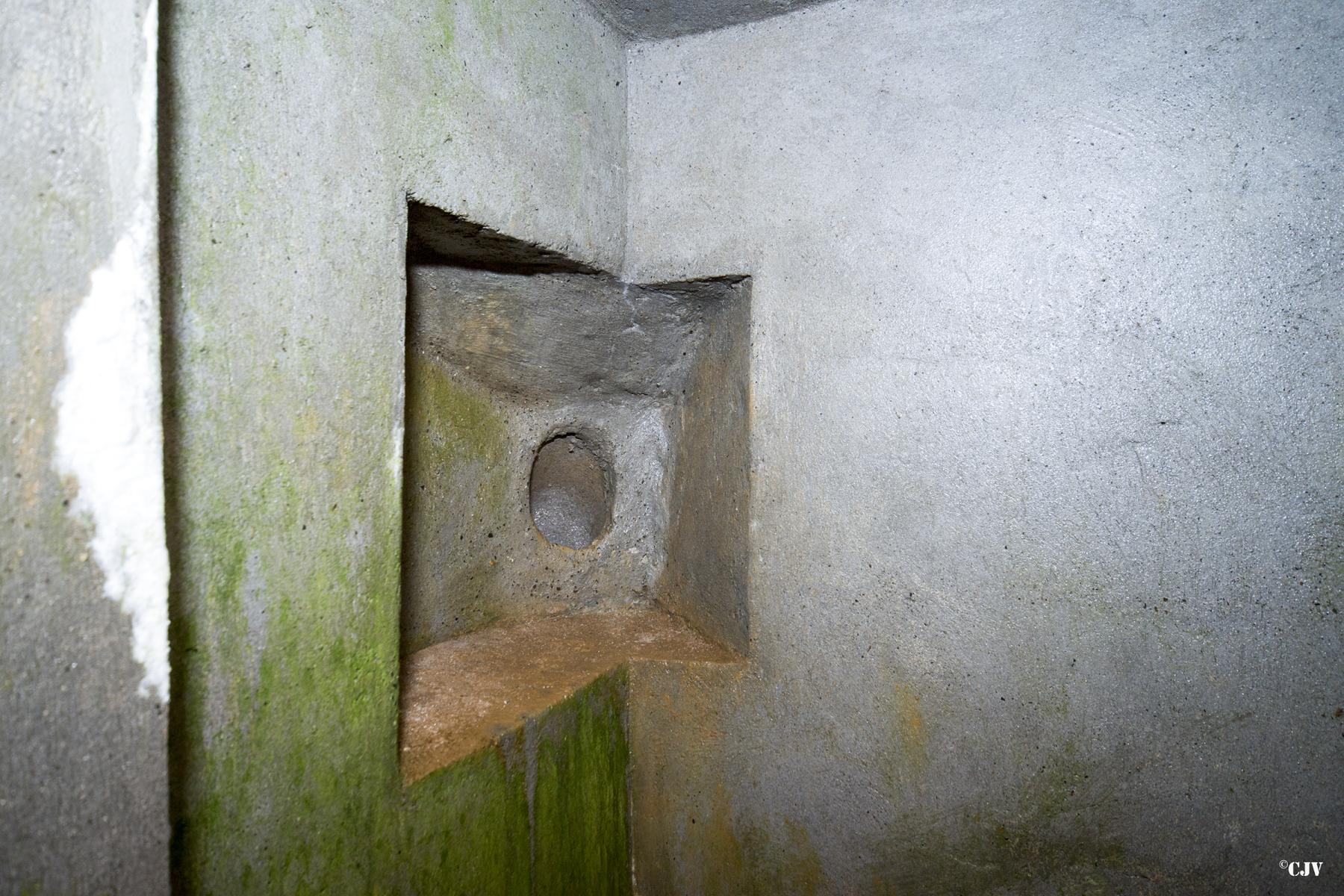 Ligne Maginot - A28 - ROUTE DE L'INSPECTEUR EST - (Blockhaus pour canon) - Goulotte à grenades - Lia VERMEULEN