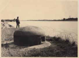 Ligne Maginot - SPORENINSEL - (Casemate d'infanterie - Double) - La cloche GFM
La casemate du Port aux Pétroles est visible à l'arrière plan