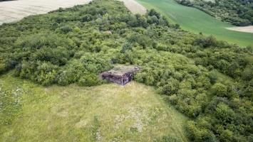 Ligne Maginot - ESCHERANGE OUEST - C37 - (Casemate d'infanterie - Simple) - Vue aérienne.
La casemate Ouest est en voie d'embroussaillement, une dernière cloche de la Casemate Est est encore visible au milieu de la végétation ayant regagnée