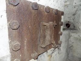 Ligne Maginot - A54 - CROIX BLONDEAU - (Blockhaus pour canon) - Créneau droite avec blindage type N, la goulotte à grenade est à l'arrière plan