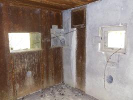 Ligne Maginot - A56 - BOUT D'EN HAUT - (Blockhaus pour canon) - Les créneaux coté droite (Hotchkiss) et l'arrière (FM)