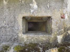 Ligne Maginot - A57 - AVANCÉE DE ROCROI - (Blockhaus pour canon) - Face gauche créneau Hotchkiss. 
L'embrasure a été réduite avec des briques recouverte du crépi de finition des murs du bloc.