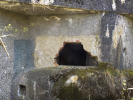 Ligne Maginot - A57 - AVANCÉE DE ROCROI - (Blockhaus pour canon) - Face gauche créneau AC 
Le créneau a été réduit avec les briques comme le créneau pour mitrailleuse  Hotchkiss situé à coté. 
Les briques ont ensuite été cassées en partie pour agrandir le champ de tir.