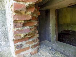 Ligne Maginot - A57 - AVANCÉE DE ROCROI - (Blockhaus pour canon) - Face gauche créneau AC 
Le créneau a été réduit avec les briques comme le créneau pour mitrailleuse  Hotchkiss situé à coté. 
Les briques ont ensuite été cassées en partie pour agrandir le champ de tir.