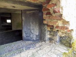 Ligne Maginot - A57 - AVANCÉE DE ROCROI - (Blockhaus pour canon) - Face gauche créneau AC 
Le créneau a été réduit avec les briques comme le créneau pour mitrailleuse  Hotchkiss situé à coté. 
Les briques ont ensuite été cassées en partie pour agrandir le champ de tir.