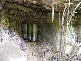 Ligne Maginot - B818 - LA TAILLE LAMBEAUX - (Blockhaus pour canon) - Le flanquement droit
L'embrasure dégradée par des tirs extérieurs projectile tiré de l'extérieur