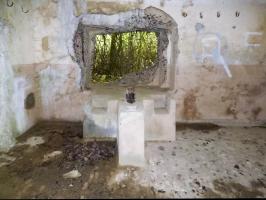 Ligne Maginot - B818 - LA TAILLE LAMBEAUX - (Blockhaus pour canon) - La chambre de tir du flanquement droit
L'embrasure du canon après plusieurs coups directs - Le mur opposé (flanquement gauche) présente des impacts de projectiles ayant traversés la longueur du blockhaus