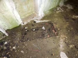Ligne Maginot - B818 - LA TAILLE LAMBEAUX - (Blockhaus pour canon) - La chambre de tir du flanquement droit
La gaine d'aération du niveau inférieur et l'emplacement de la base du support métallique de la bêche gauche du canon