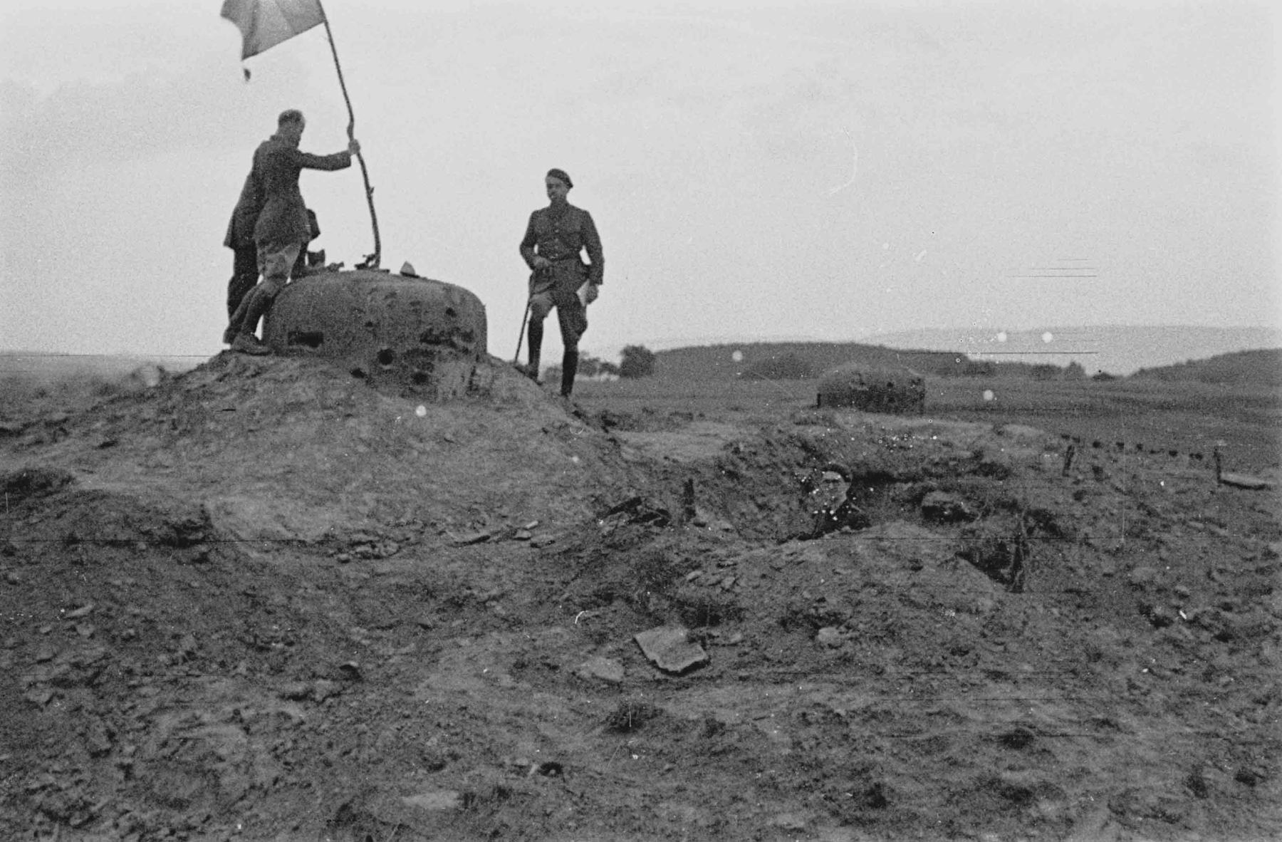 Ligne Maginot - ASCHBACH EST - O2 - (Casemate d'infanterie - Double) - La casemate après les combats - Albert HAAS