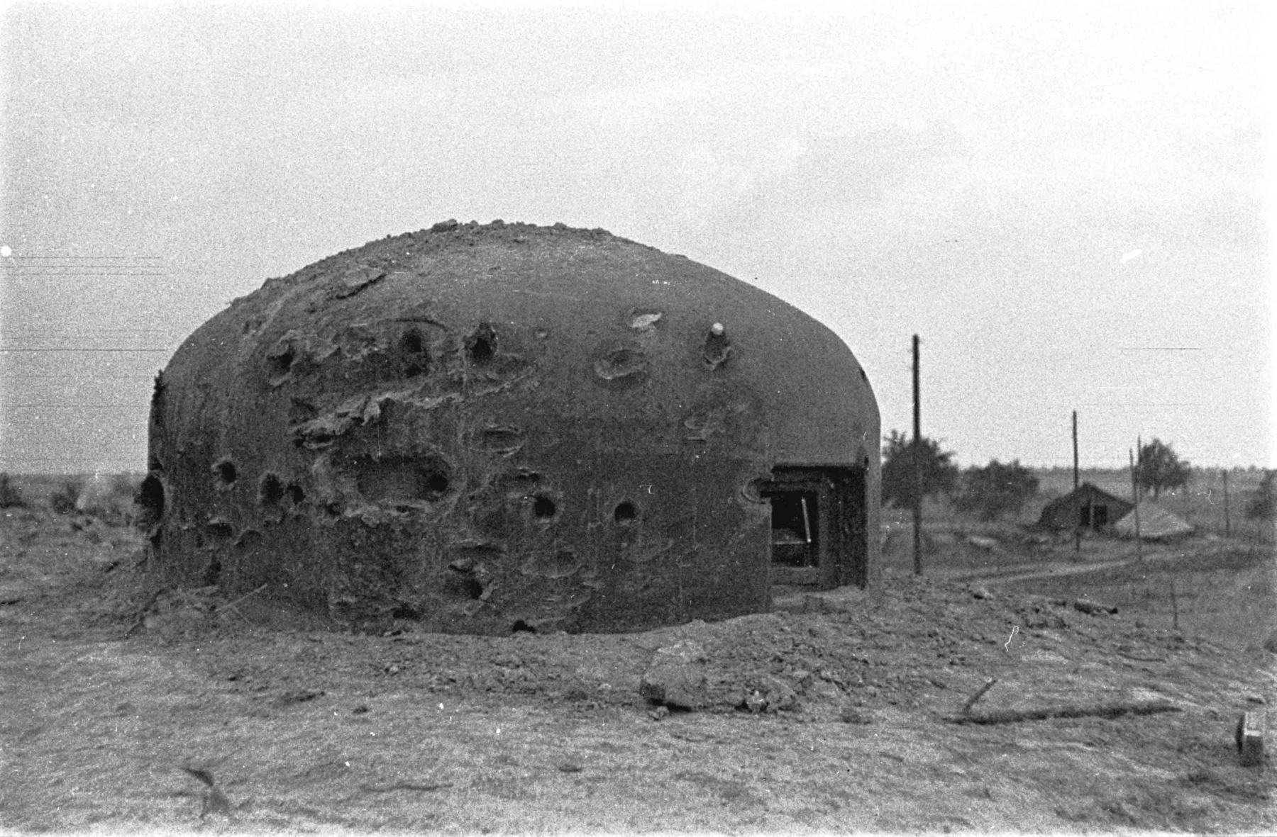 Ligne Maginot - ASCHBACH EST - O2 - (Casemate d'infanterie - Double) - La casemate après les combats 
La cloche ouest - Albert HAAS
