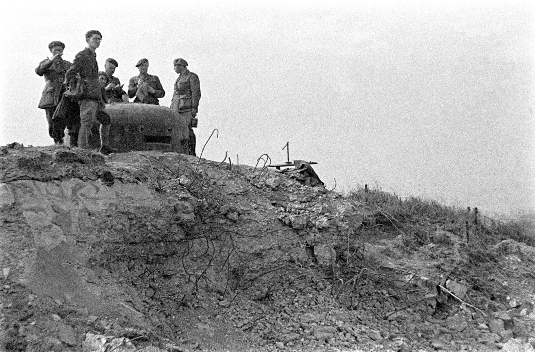 Ligne Maginot - BOIS DE HOFFEN EST - O3 - (Casemate d'infanterie - Simple) - Photo prise après les combats
La cloche VDP et le haut de la dalle - Albert HAAS