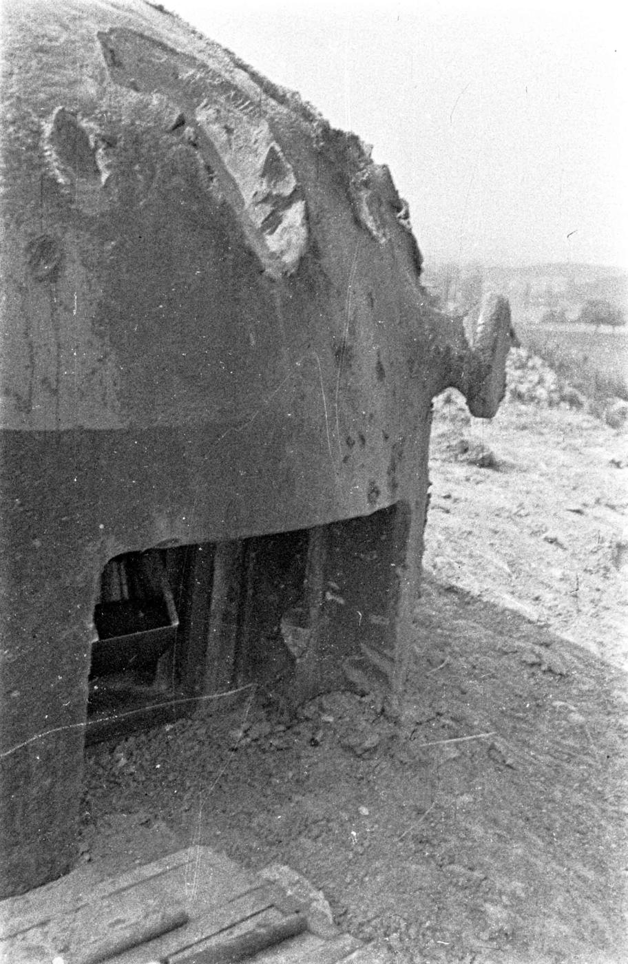 Ligne Maginot - BOIS DE HOFFEN EST - O3 - (Casemate d'infanterie - Simple) - Photo prise après les combats
La cloche GFM - Albert HAAS