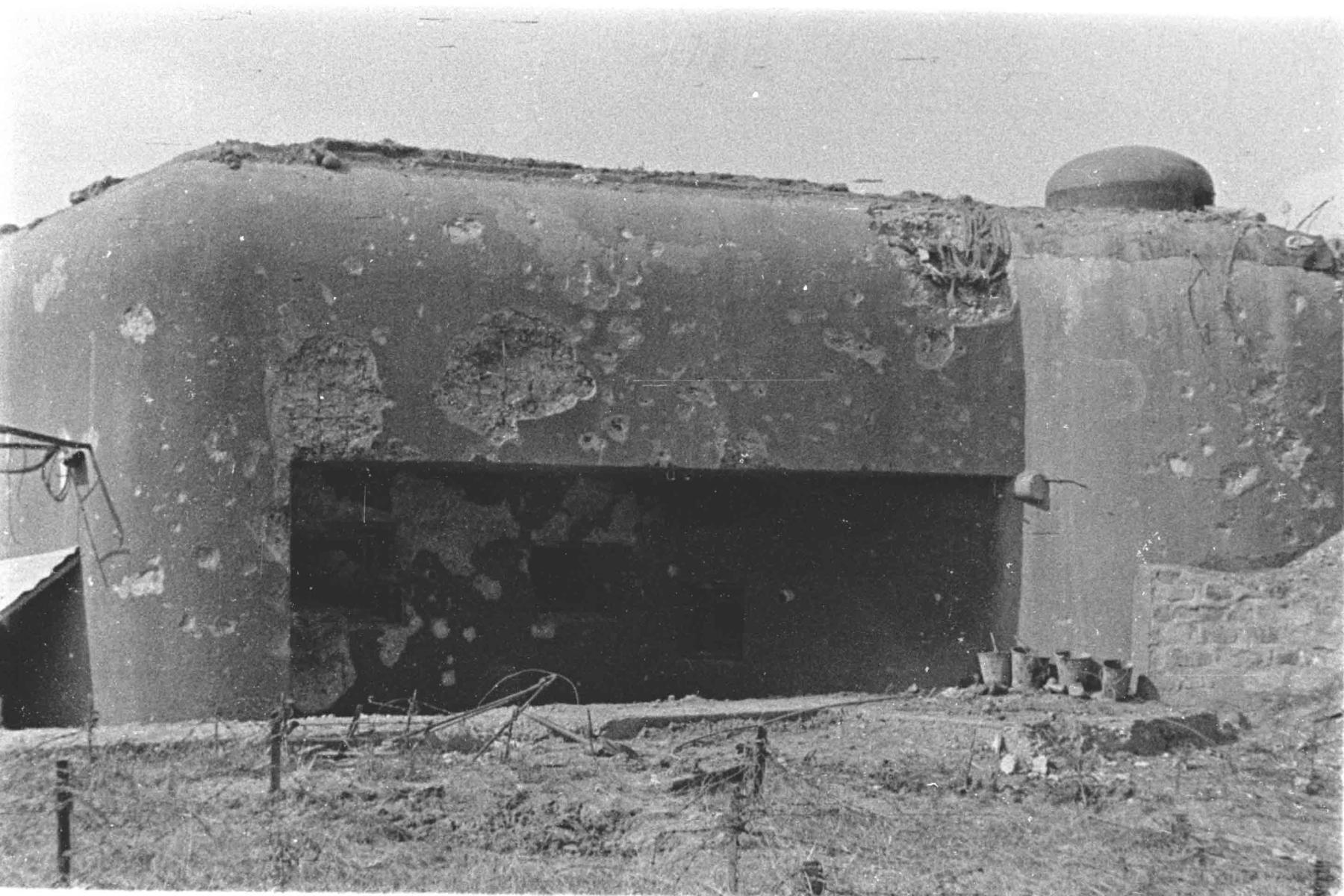 Ligne Maginot - HOFFEN Est ( Casemate d'infanterie ) - Photo prise après les combats - Albert HAAS