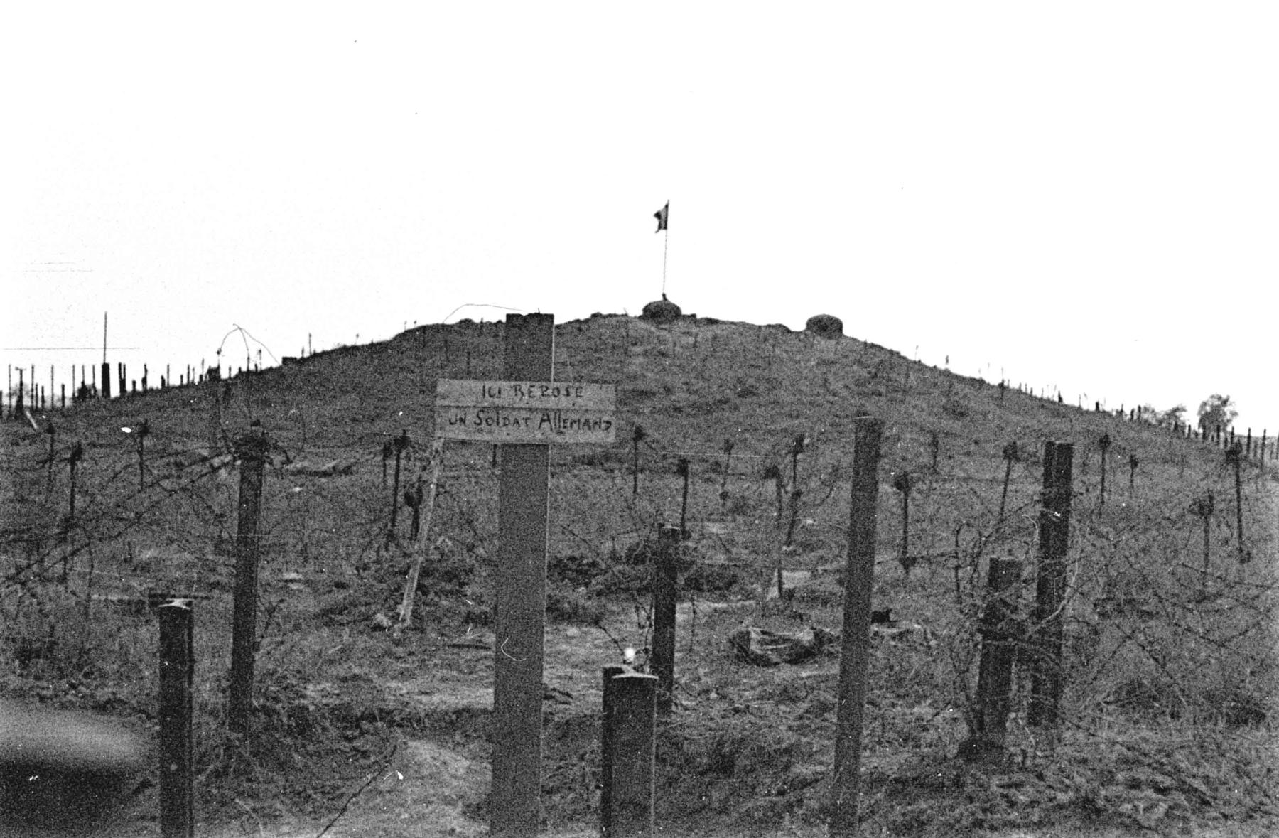 Ligne Maginot - OBERROEDERN NORD - (Casemate d'infanterie - Double) - Photo prise après les combats
La casemate ou flotte toujours le drapeau français et la tombe d'un soldat allemand au premier plan - Albert HAAS