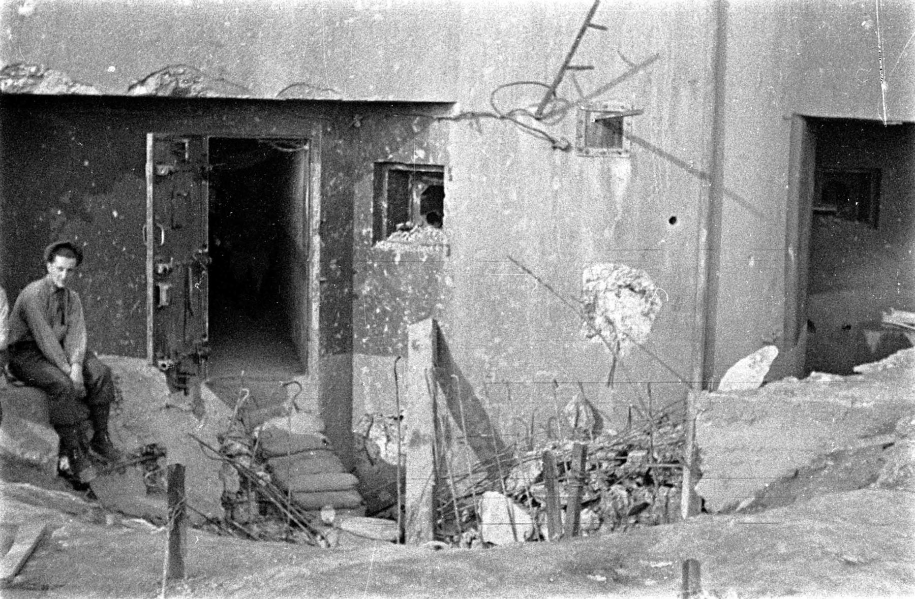 Ligne Maginot - OBERROEDERN NORD - (Casemate d'infanterie - Double) - Photo prise après les combats
L'entrée de la casemate avec le fossé replié par l'explosion d'une bombe - Albert HAAS