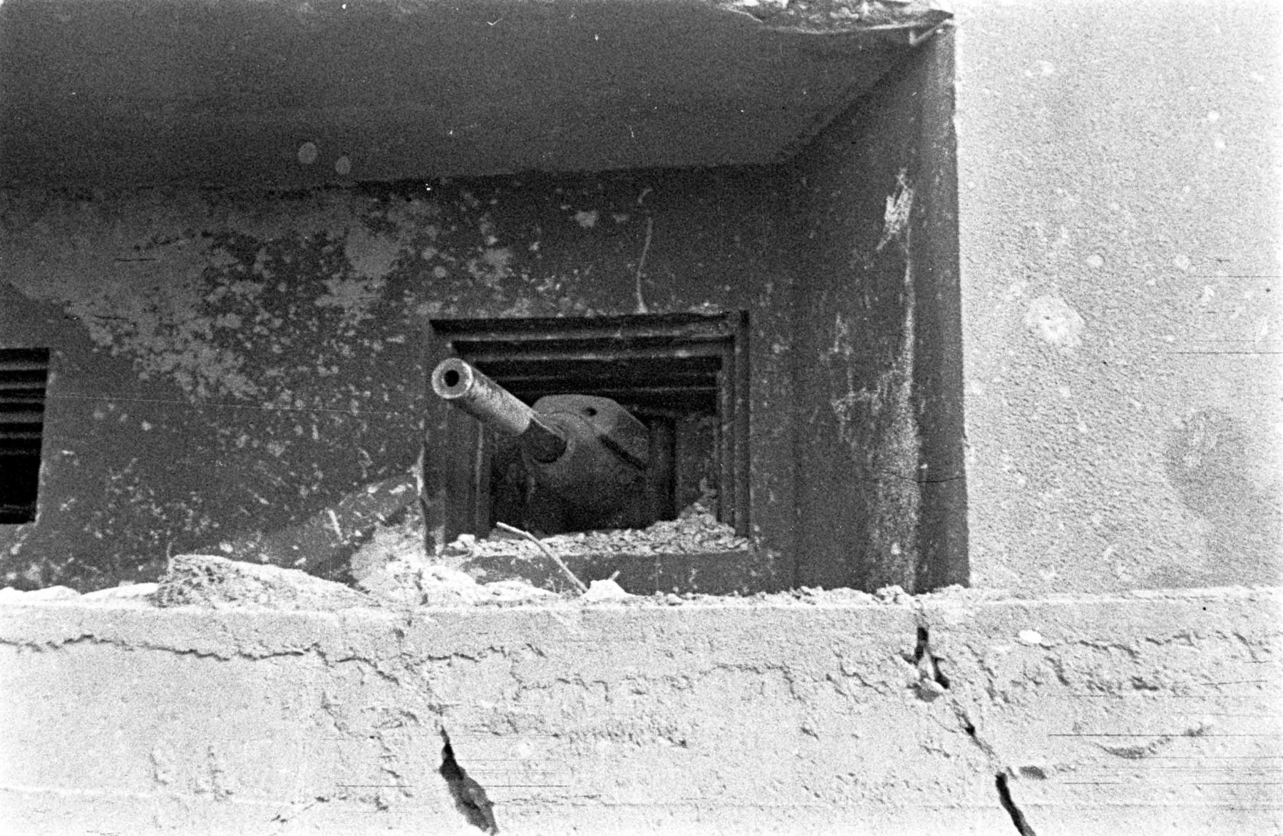 Ligne Maginot - OBERROEDERN NORD - (Casemate d'infanterie - Double) - Photo prise après les combats
Le canon de 47 toujours en place dans son créneau - Albert HAAS