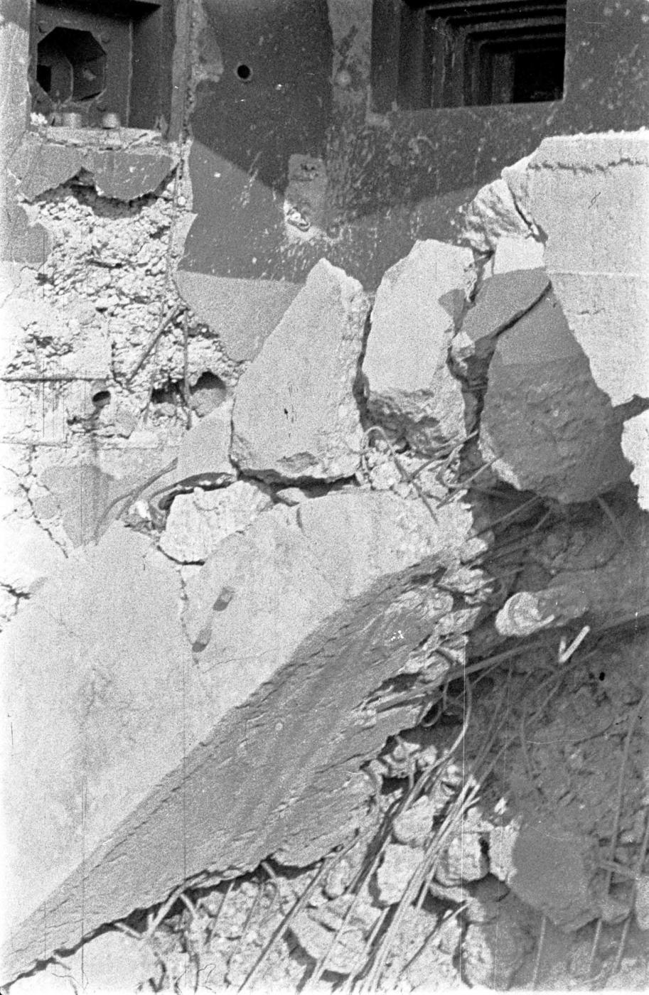 Ligne Maginot - OBERROEDERN NORD - (Casemate d'infanterie - Double) - Photo prise après les combats
Le fossé détruit par l'explosion d'une bombe en avant de la casemate - Albert HAAS