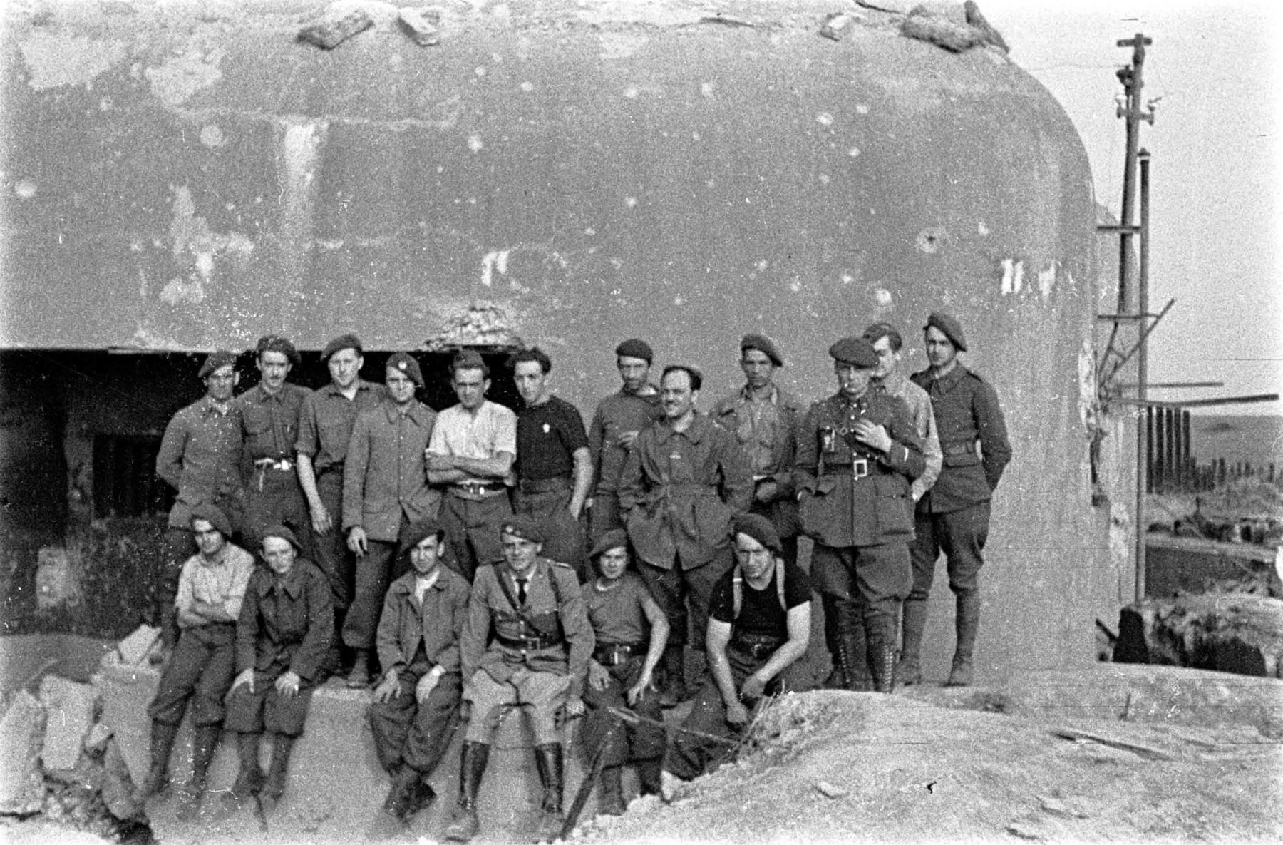 Ligne Maginot - OBERROEDERN NORD - (Casemate d'infanterie - Double) - Photo prise après les combats
La casemate avec son équipage - Albert HAAS