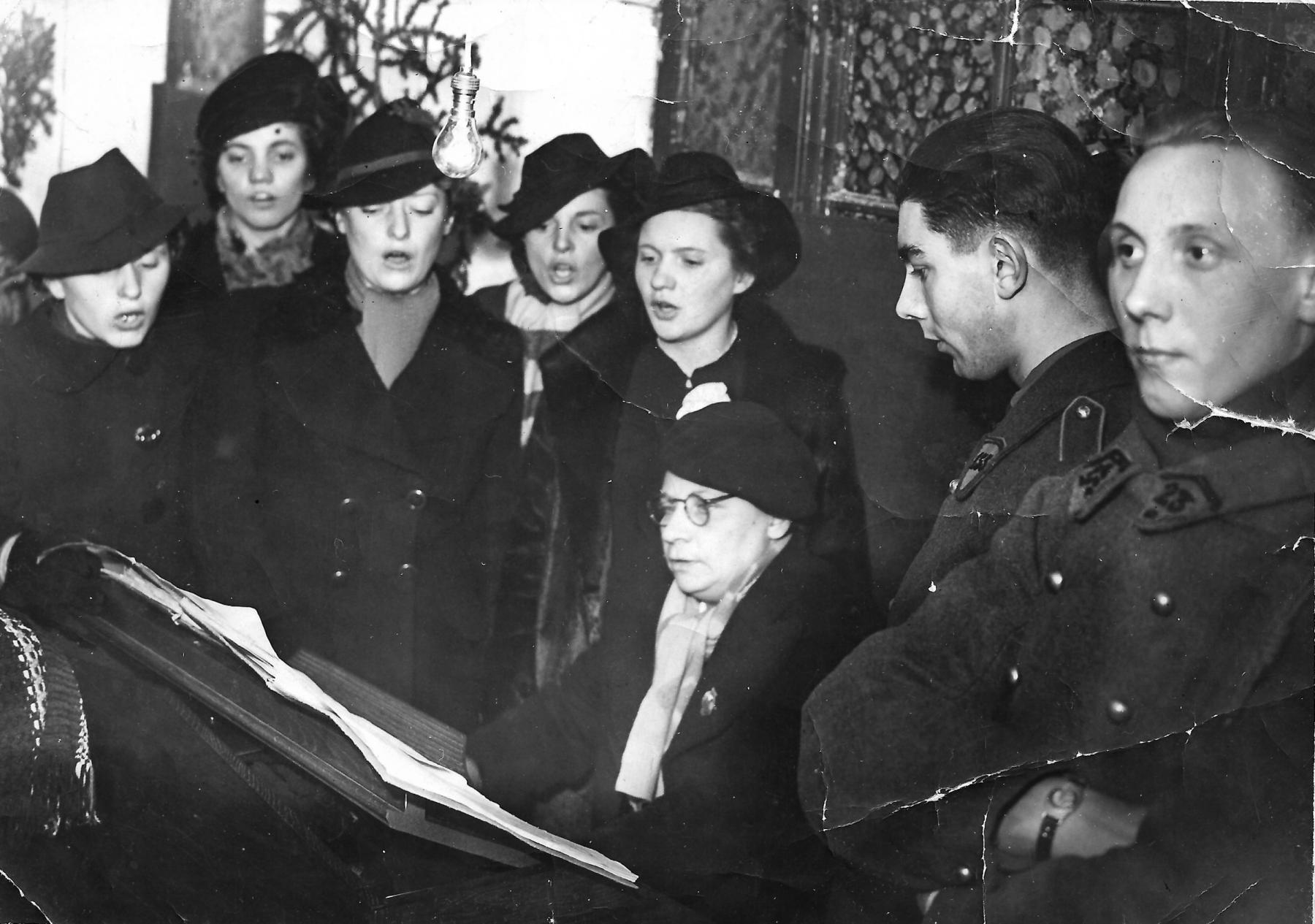 Ligne Maginot - DRACHENBRONN - (Camp de sureté) - La messe de minuit au camp en décembre 1938
Mme Rodolphe, épouse du colonel Rodolphe, dirige la chorale - Albert HAAS