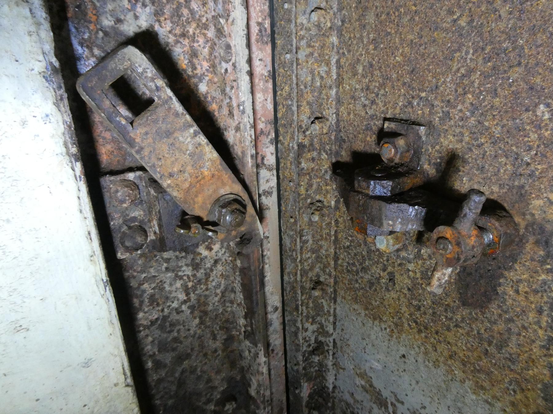 Ligne Maginot - GORDOLON (GN) - (Ouvrage d'artillerie) - Bloc 1
Système de fermeture de la porte blindée (Entrée des munitions). La gâche est abaissée et bloquée avec le papillon. Le pêne est poussé puis bloqué (Douze blocages sur les deux vantaux). - ELLENA Daniel - CUNY Philippe