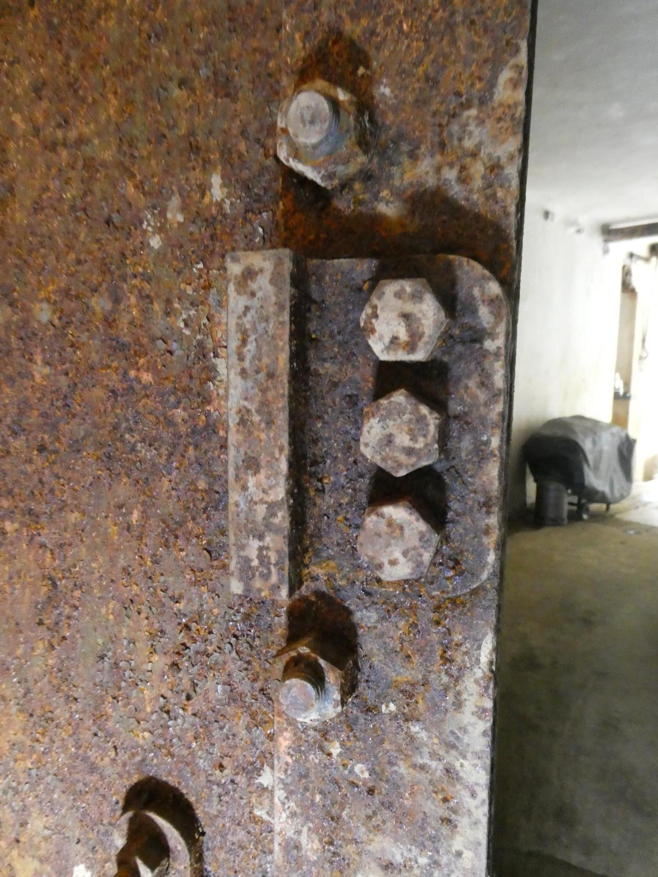 Ligne Maginot - GORDOLON (GN) - (Ouvrage d'artillerie) - Bloc 1
Système de fermeture de la porte blindée (Entrée des munitions). Fermeture centrale, la poignée est verrouillée sur la partie fixe. - ELLENA Daniel - CUNY Philippe