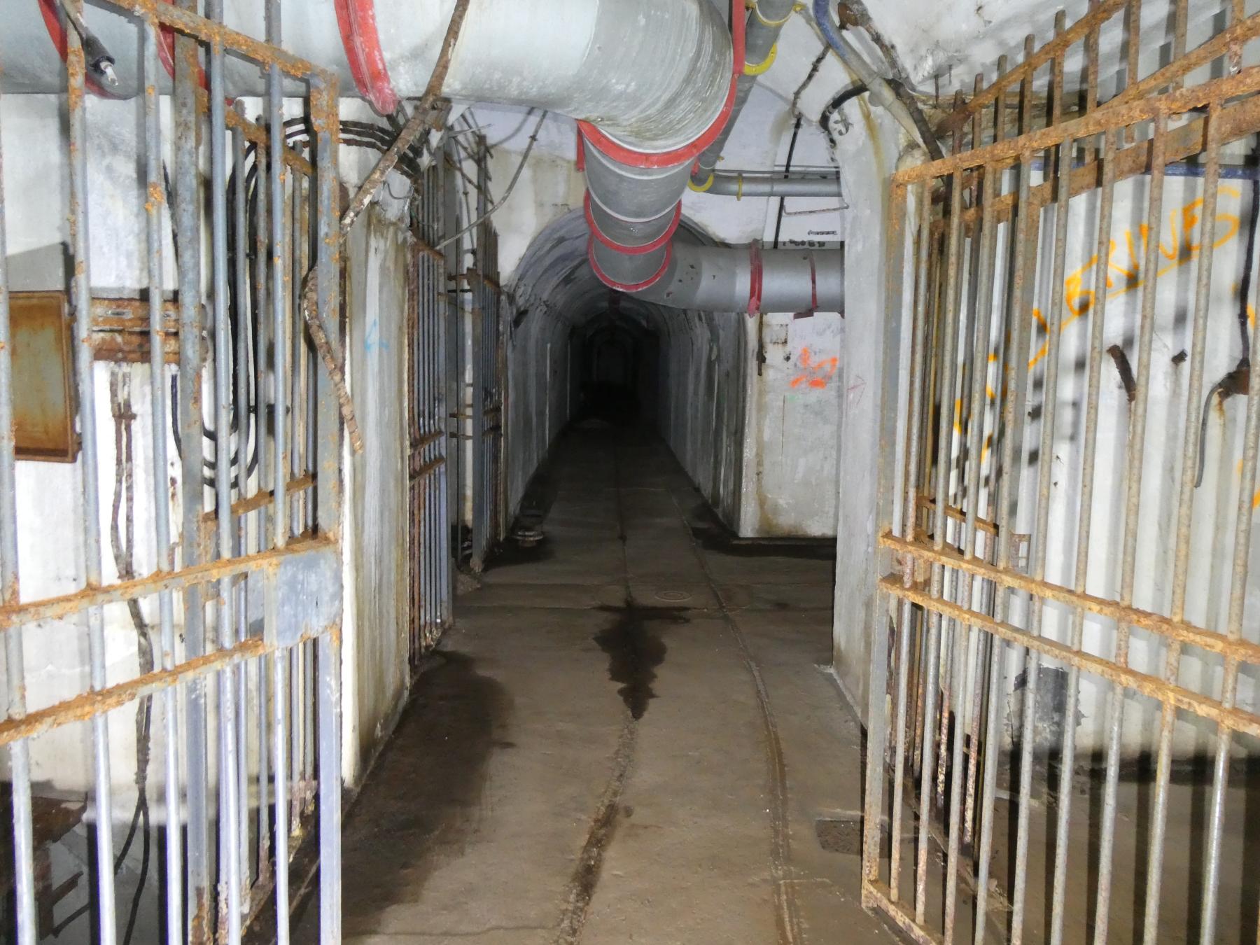 Ligne Maginot - GORDOLON (GN) - (Ouvrage d'artillerie) - Etage intermédiaire
Accès au bloc 3 à droite. - ELLENA Daniel - CUNY Philippe