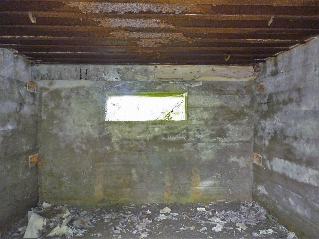 Ligne Maginot - Réservations dans le béton pour accueillir un bouclier suspendu dans un blockhaus de l'album n°1. -  - Aditus