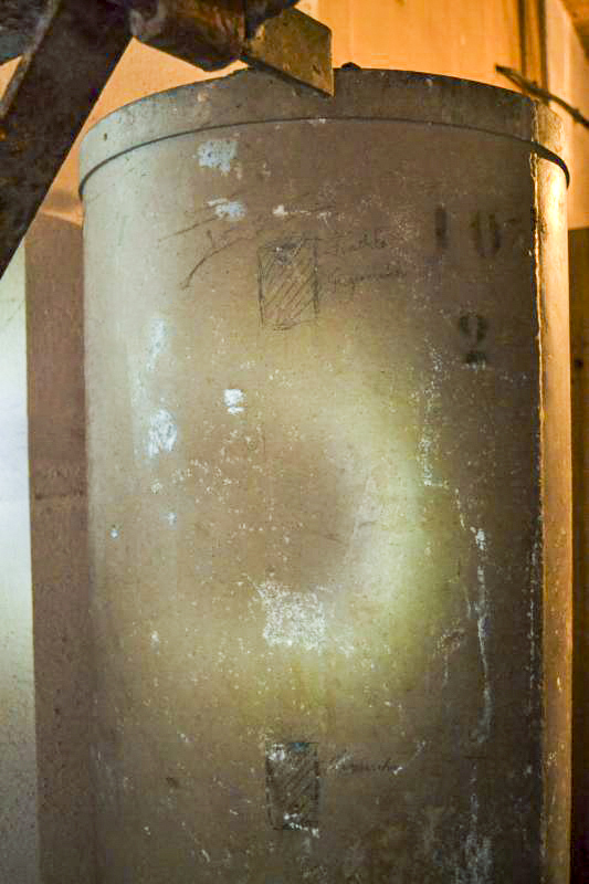 Ligne Maginot - BOIS DE CATTENOM - X14 - (Abri) - Bac à sel de l'adoucisseur d'eau Zerhyd
 Face arrière: la chaînette et la boule ont disparu. Les indications de niveau régénération et fin de régénération sont manuscrites. Il n'y a pas de plaque d'identification de fournisseur. - Jules MATHIEU