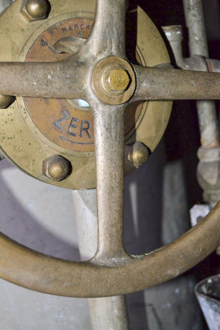 Ligne Maginot - BOIS DE CATTENOM - X14 - (Abri) - Adoucisseur d'eau Zerhyd
La marque Zerhyd n'est apparente que derrière le volant de commande. - Jules Mathieu